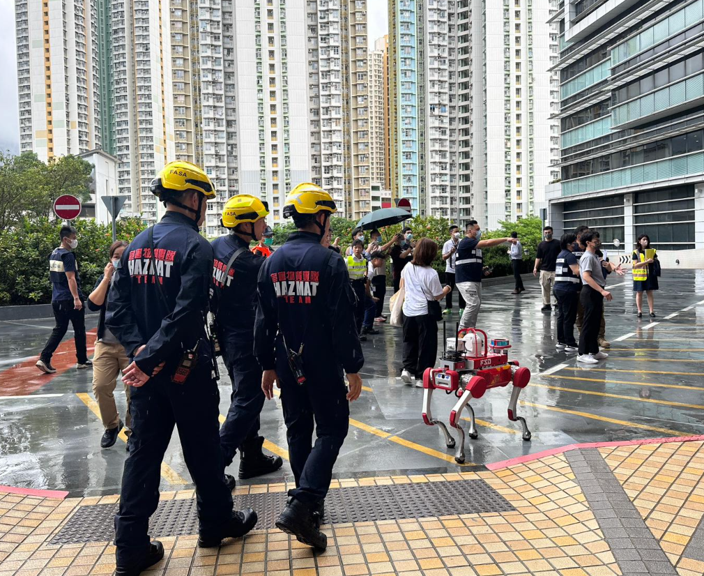 北大嶼山醫院舉行跨部門事故演習,模擬數名疑犯於醫院營救一名正在接受治療的同黨,並以利器及化學物品襲擊其他病人,使多人受傷。(警方提供)