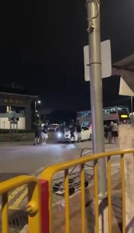 群煞打鬥至私家車旁邊。(網片截圖)