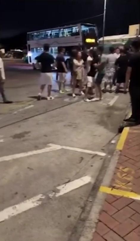 一名女子曾經試圖勸阻。(網片截圖)