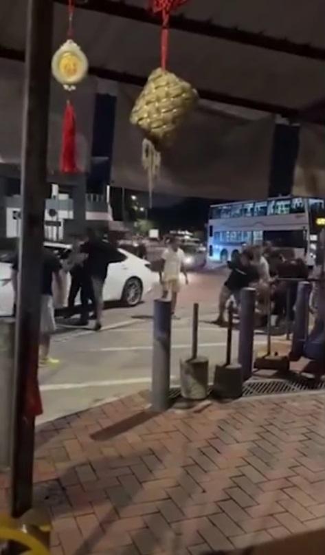 有人起飛腳踢向私家車。(網片截圖)