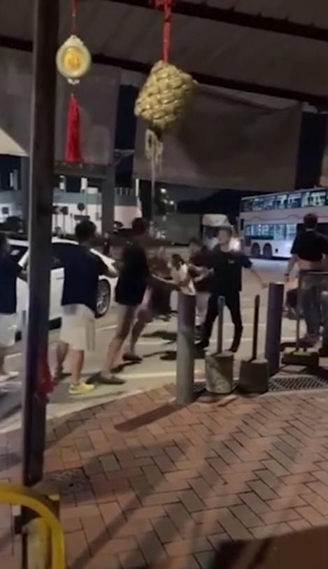 有人跌倒在地,要由其他人扶起。(網片截圖)