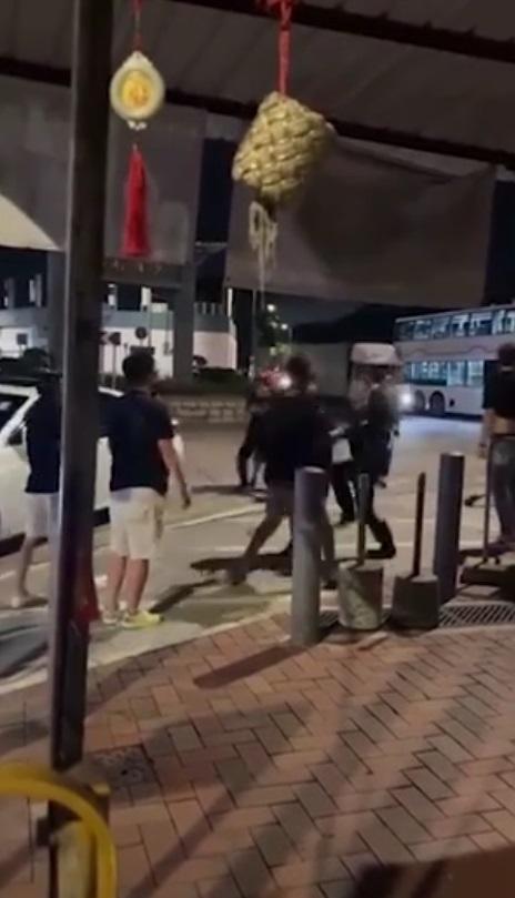 有人起飛腳踢。(網片截圖)