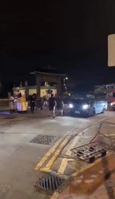 有私家車駛出時受阻。(網片截圖)