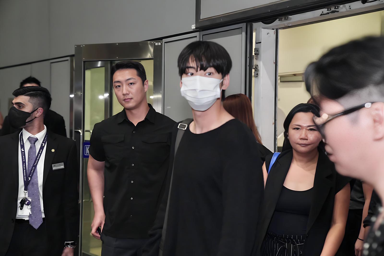 車銀優戴上口罩,以黑色上衣配牛仔褲的輕便打扮步出VIP通道。