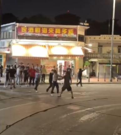 元朗流浮山海鮮漁村對開上演街頭混戰。(網片截圖)