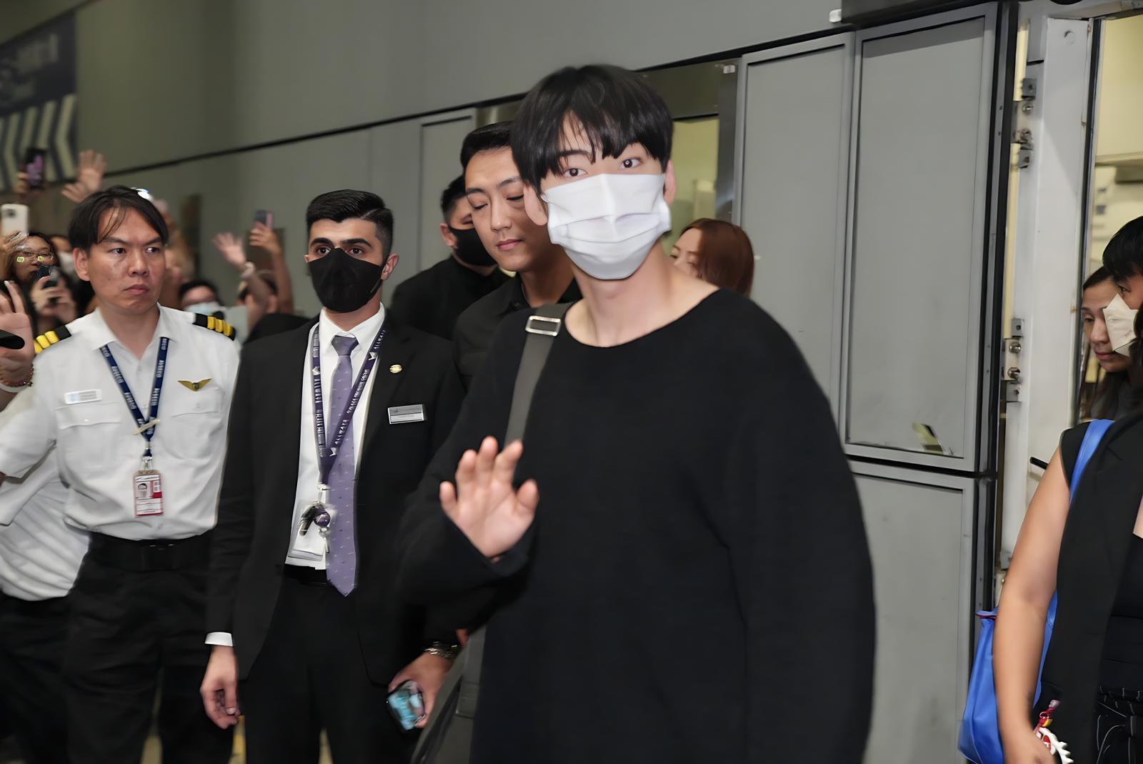 車銀優戴上口罩,以黑色上衣配牛仔褲的輕便打扮步出VIP通道。