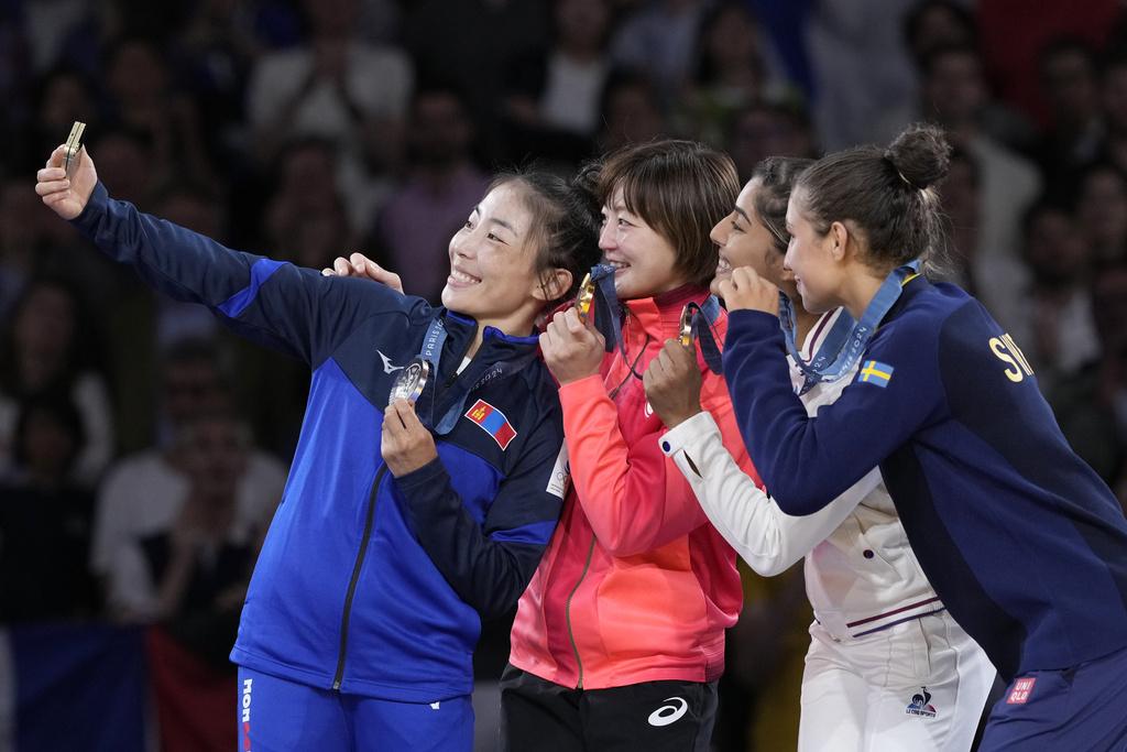 角田夏實在女子48公斤級奪得金牌。(美聯社)