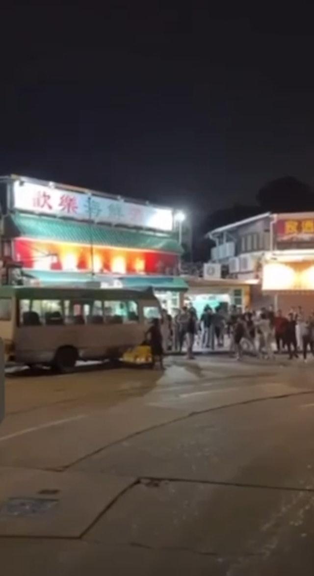 元朗流浮山海鮮漁村對開上演街頭混戰。(網片截圖)
