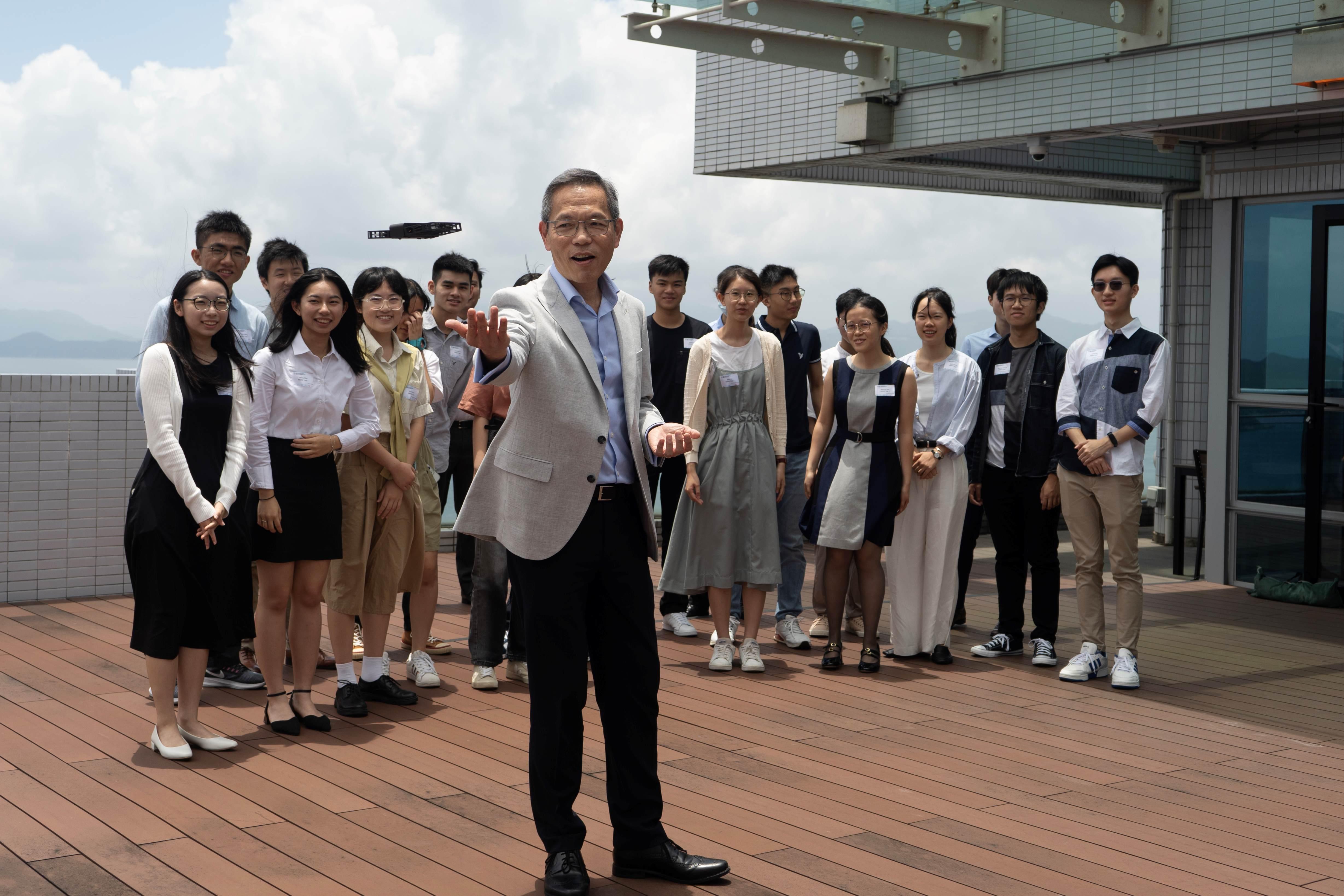 劉澤星日前與一眾獲直接取錄的新生聚會。(港大提供)