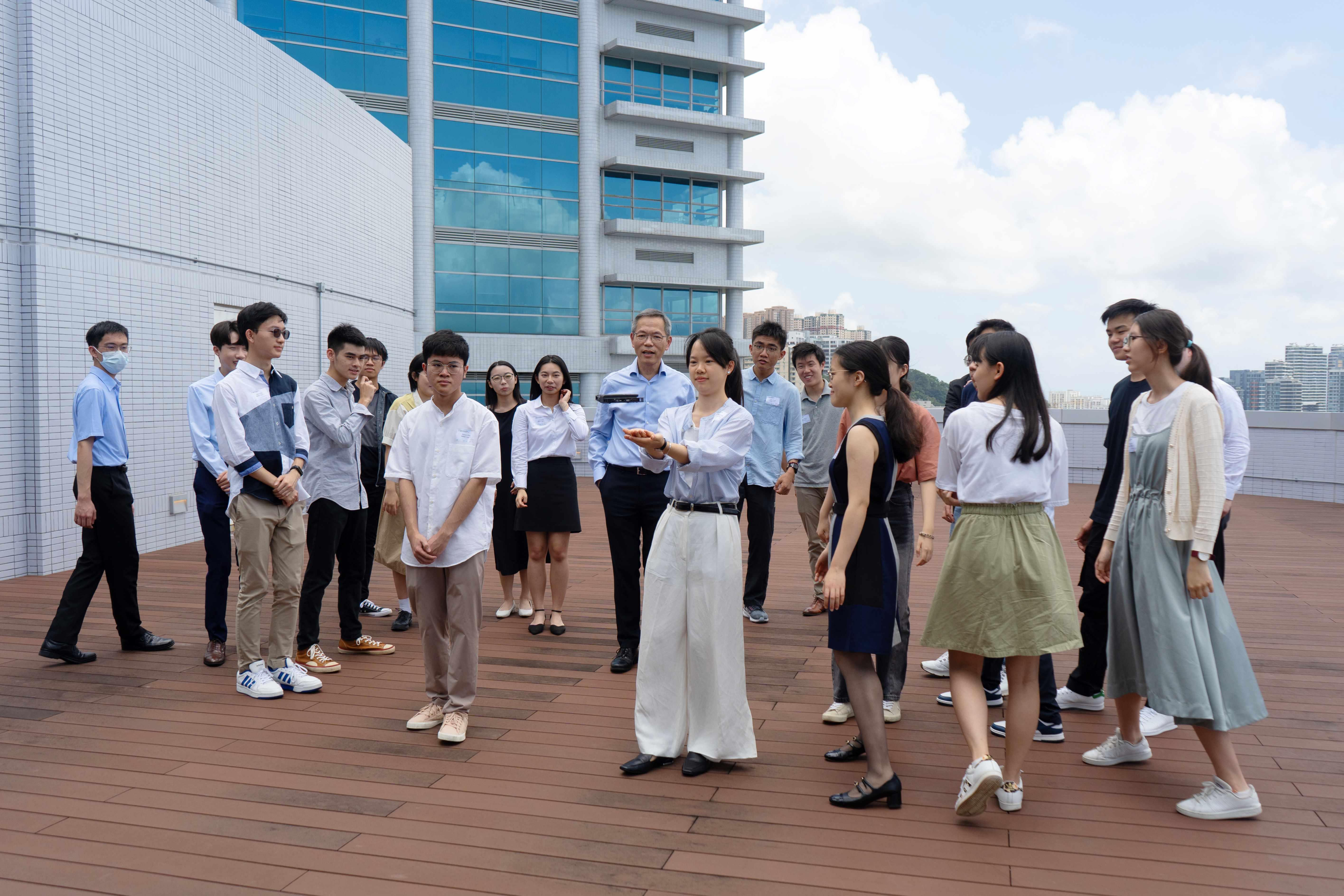 劉澤星日前與一眾獲直接取錄的新生聚會。(港大提供)