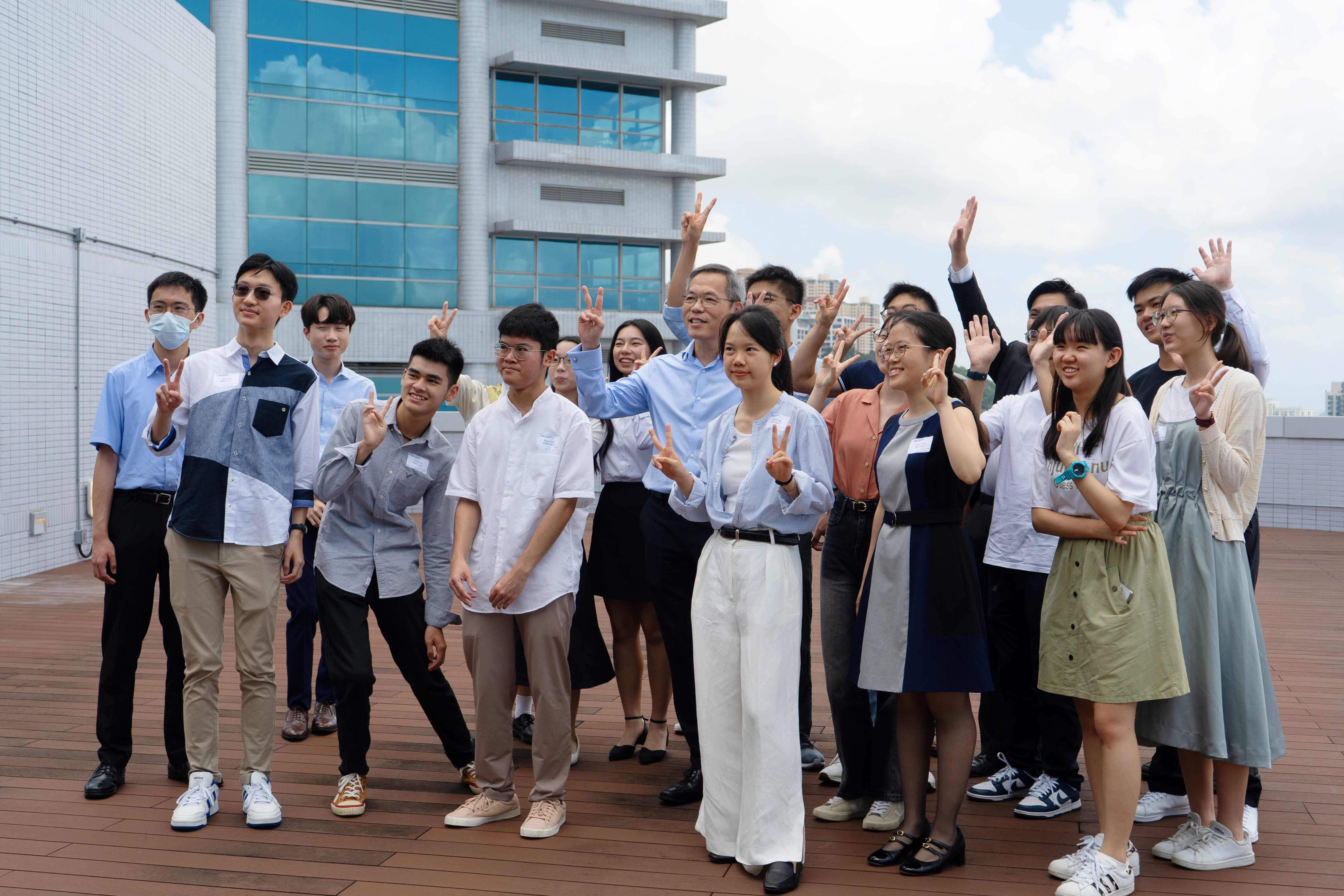 劉澤星日前與一眾獲直接取錄的新生聚會。(港大提供)