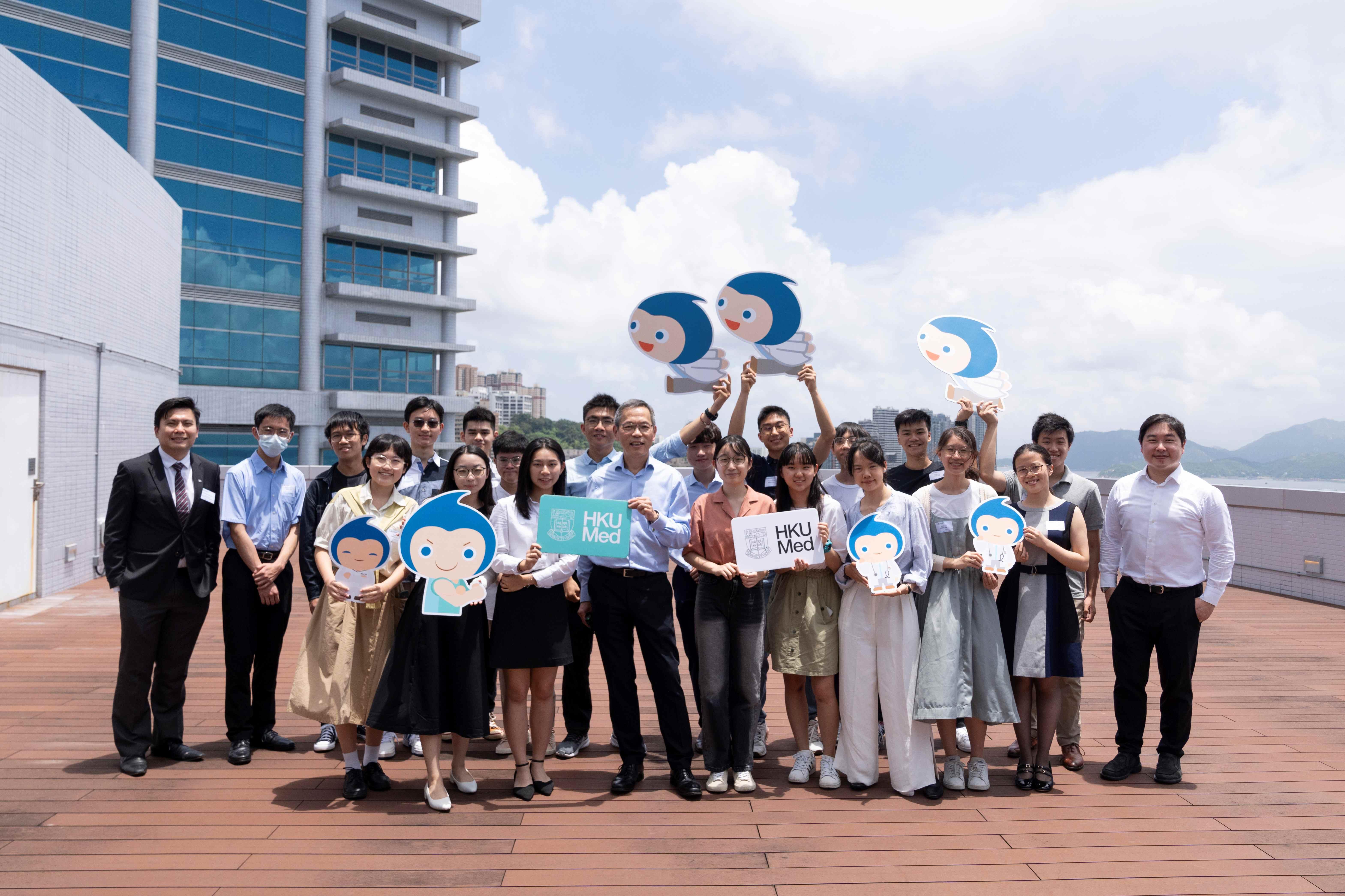 劉澤星日前與一眾獲直接取錄的新生聚會。(港大提供)