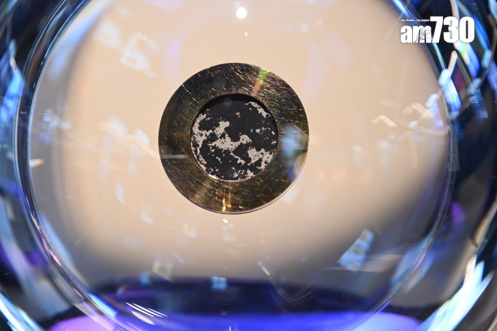 國家安全展覽廳首日對外開放,現場展出月球土壤。(陳奕釗攝)