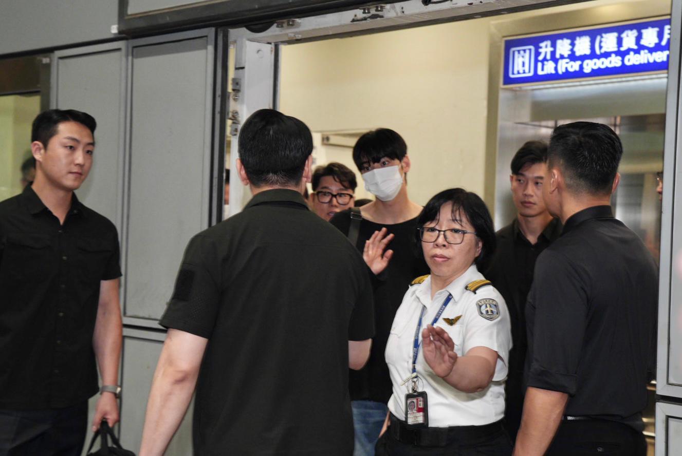 車銀優戴上口罩,以黑色上衣配牛仔褲的輕便打扮步出VIP通道。