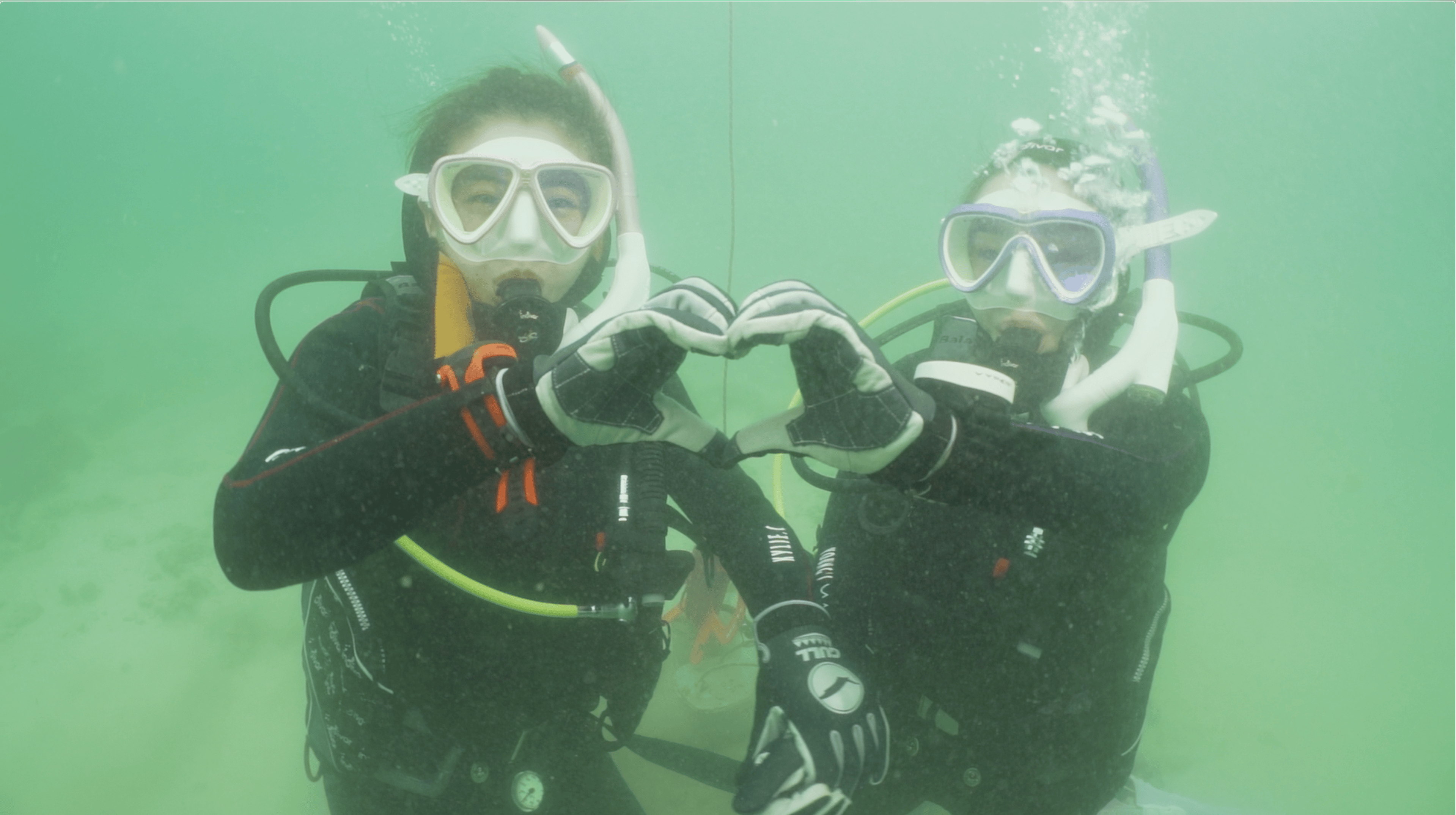 (左起) 鄭杞瑤、葛綽瑤潛水比心