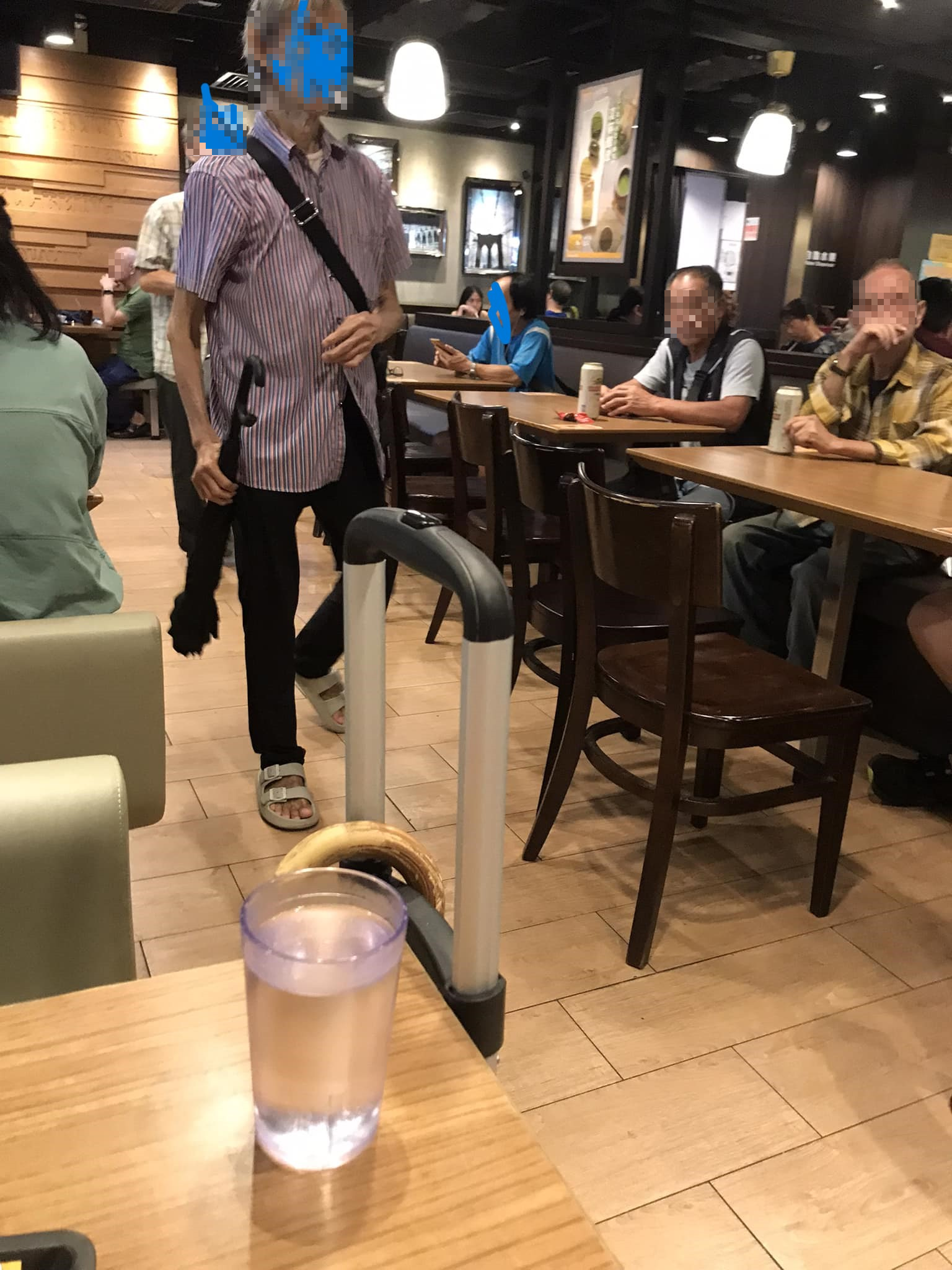網上熱話|葵芳大家樂座位被濫用淪為「酒吧」,網民:大家樂好慘。(圖片@全港店舖消息(開張/執笠)關注組)