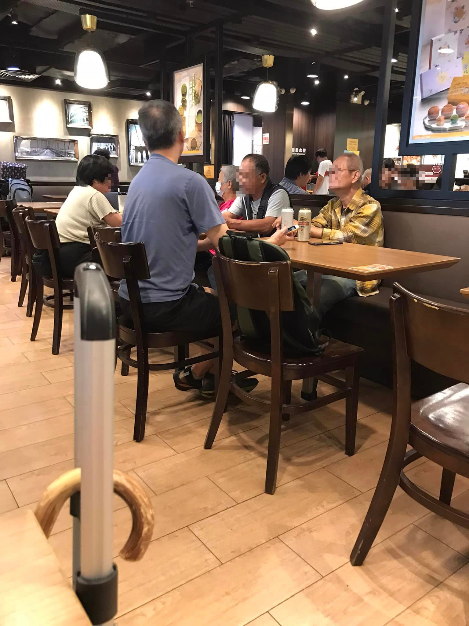網上熱話|葵芳大家樂座位被濫用淪為「酒吧」,網民:大家樂好慘。(圖片@全港店舖消息(開張/執笠)關注組)