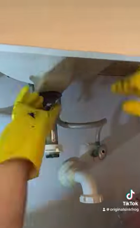 夫婦最終決定拆水管,想牠在鋅盤下方跌出來。(互聯網)