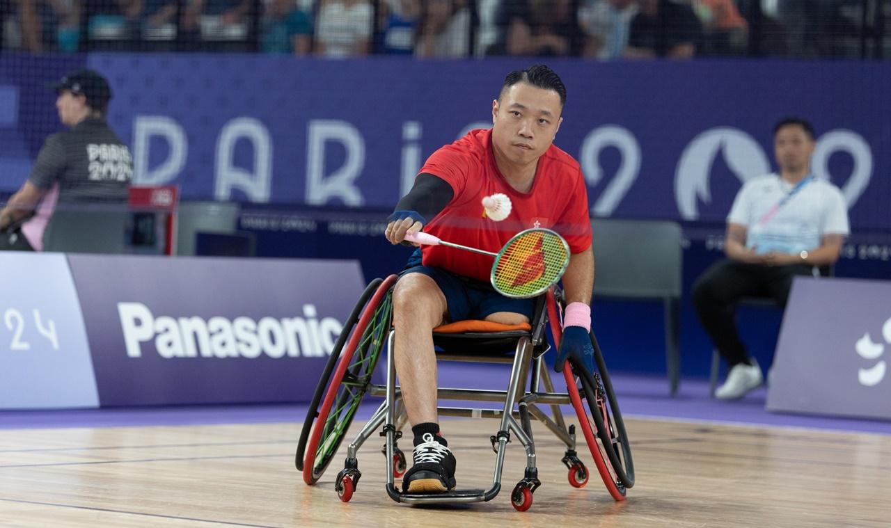 巴黎殘奧,陳浩源羽毛球男單WH2組摘銀。(中國香港殘疾人奧委會)