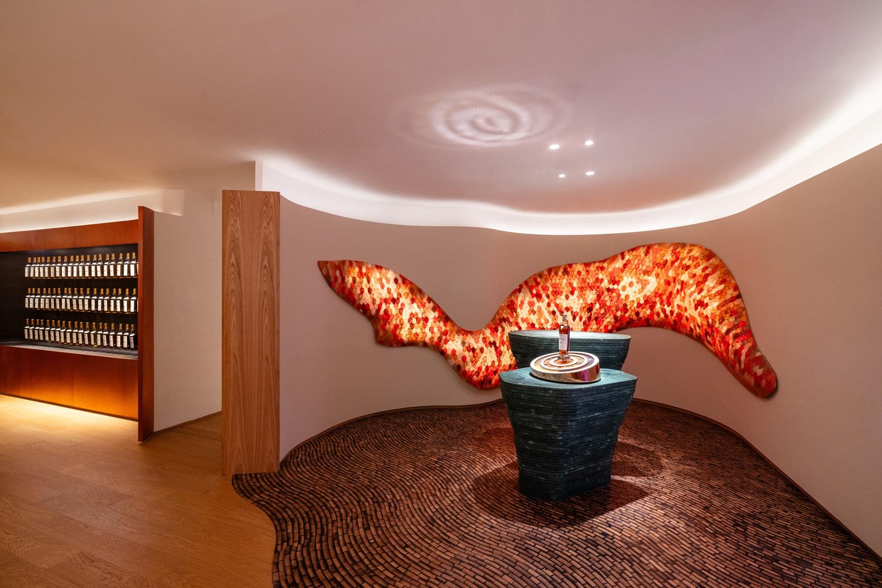 《Phantasmagoria》是一件活裝置,只要有人行過,它就會產生變化。