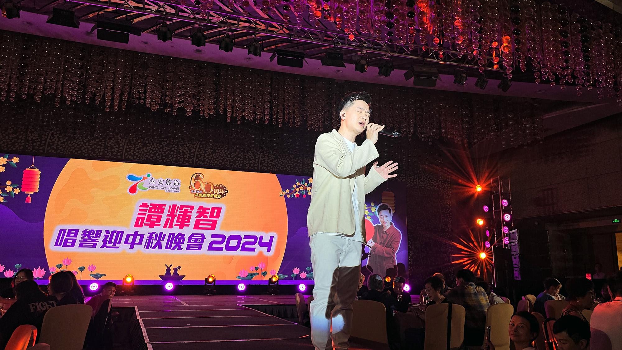 譚輝智與500團友一齊提早慶中秋。