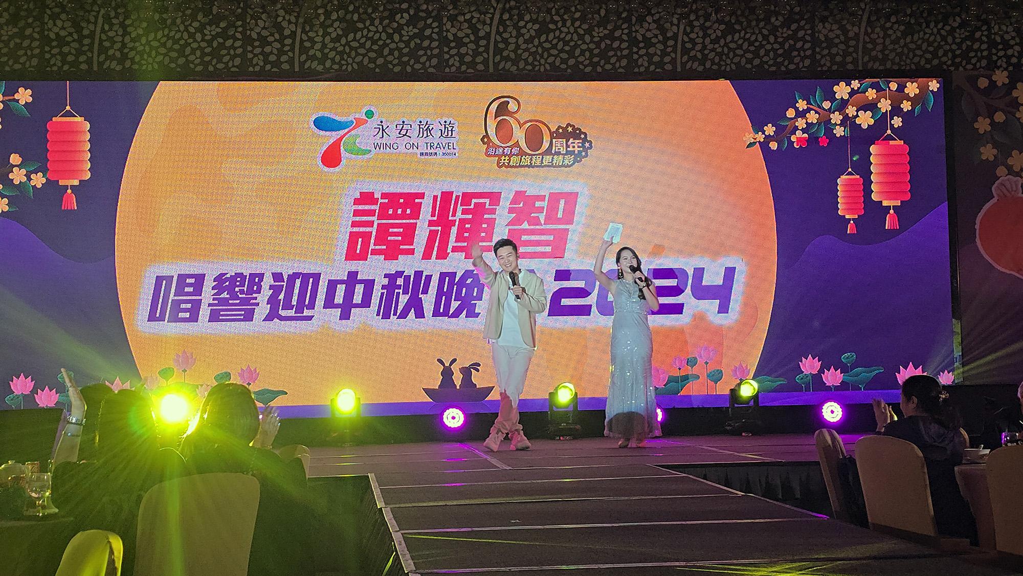 譚輝智與500團友一齊提早慶中秋。