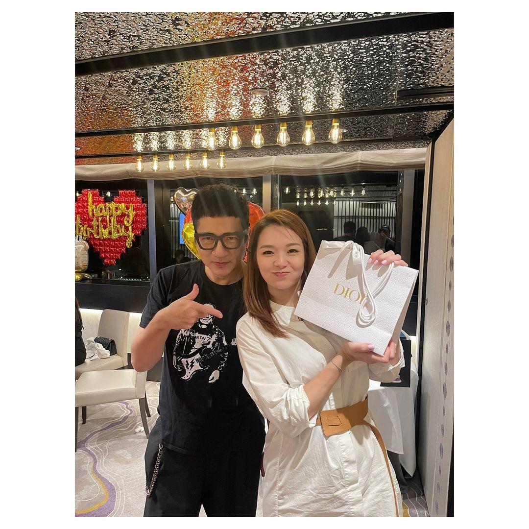 單立文送上名牌禮物。