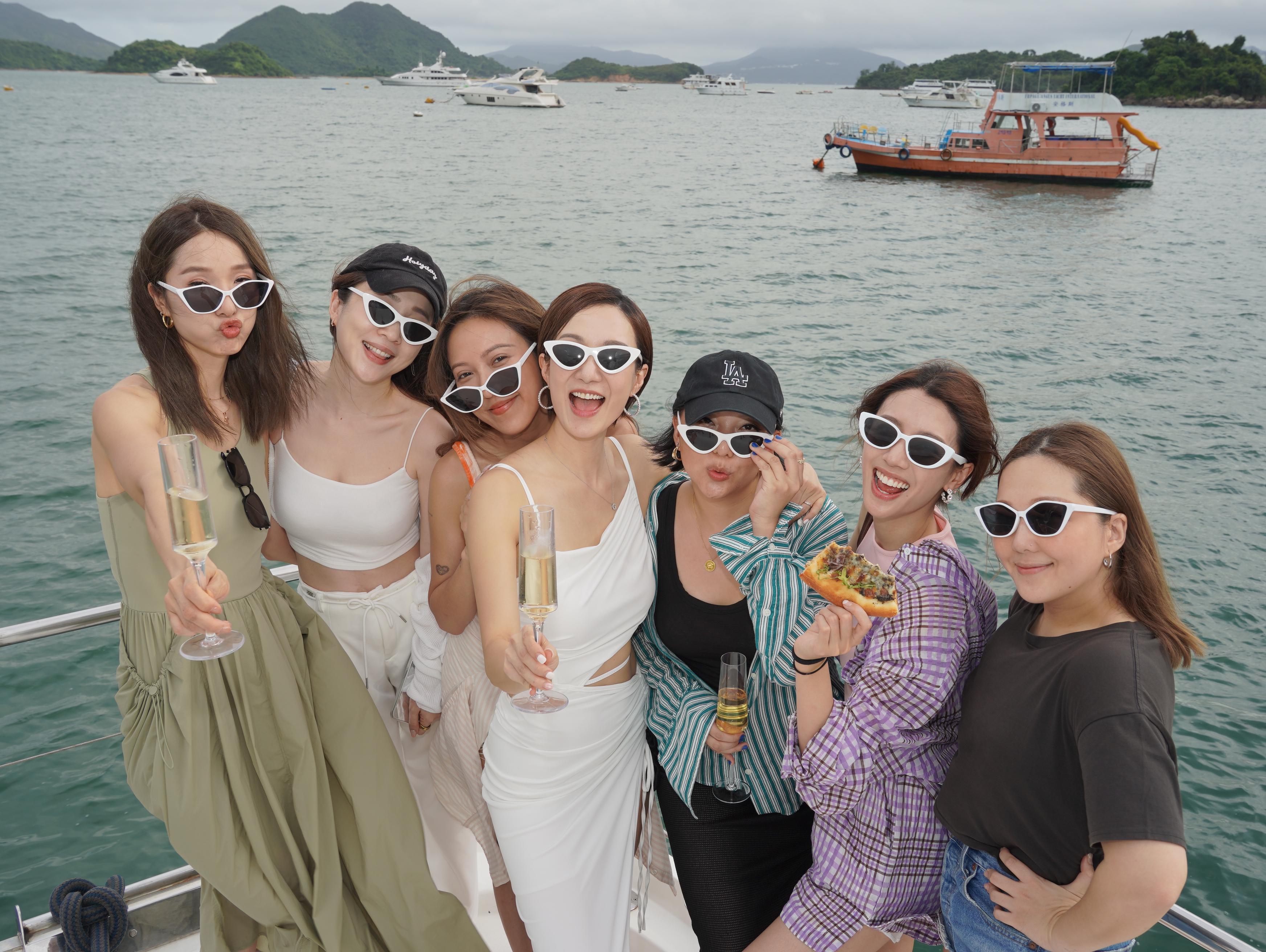 王君馨開船P慶祝新歌,邀請一眾好友上船。