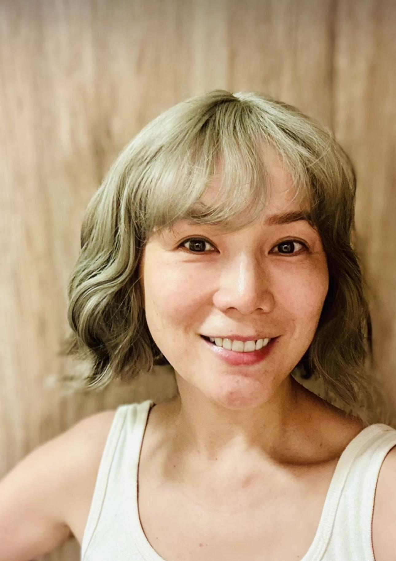 吳文忻戴上多款不同造型的假髮。