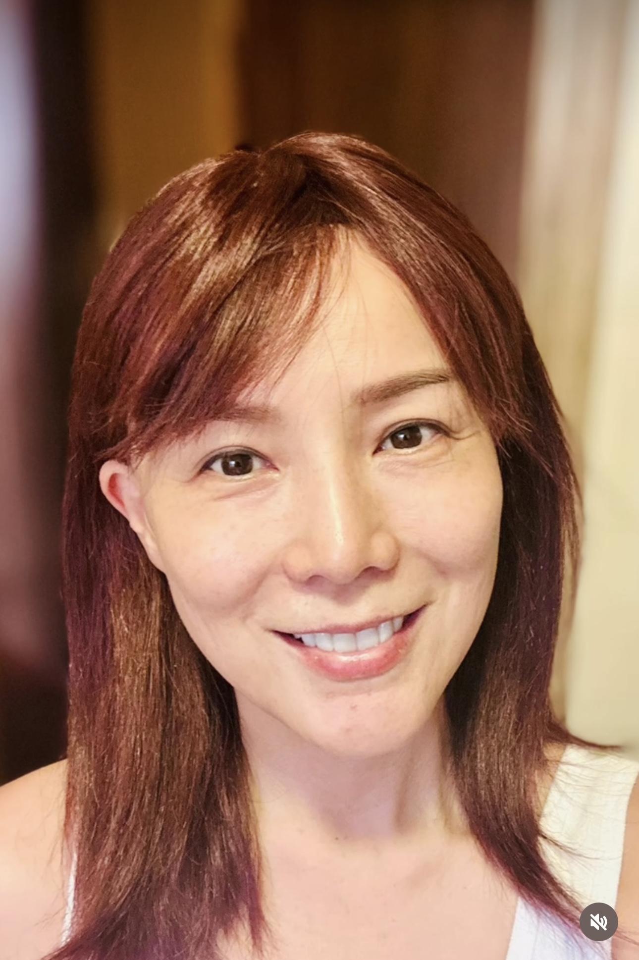 吳文忻戴上多款不同造型的假髮。