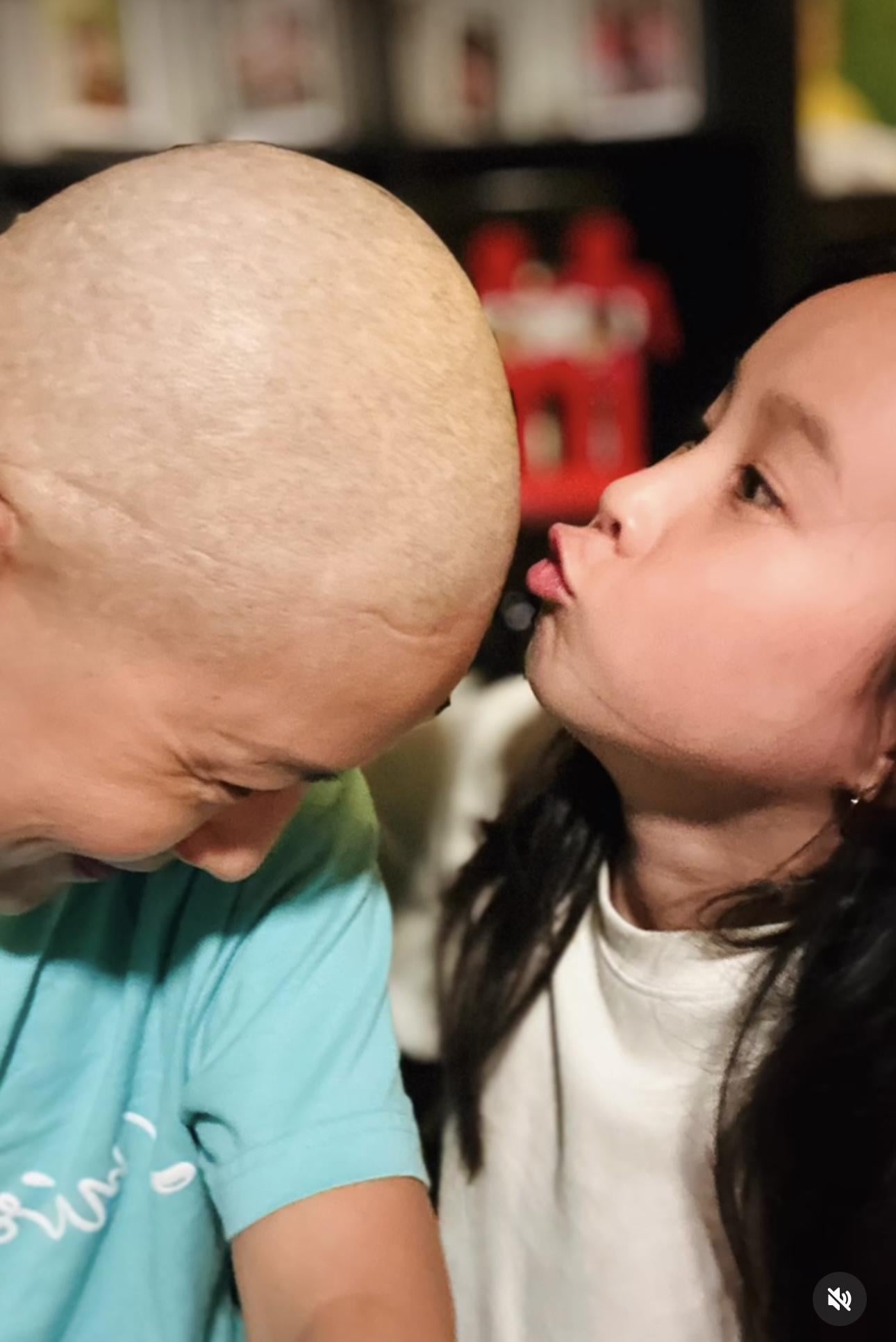 吳文忻化療後狂脫髮, 兩女兒親自操刀剃光頭。