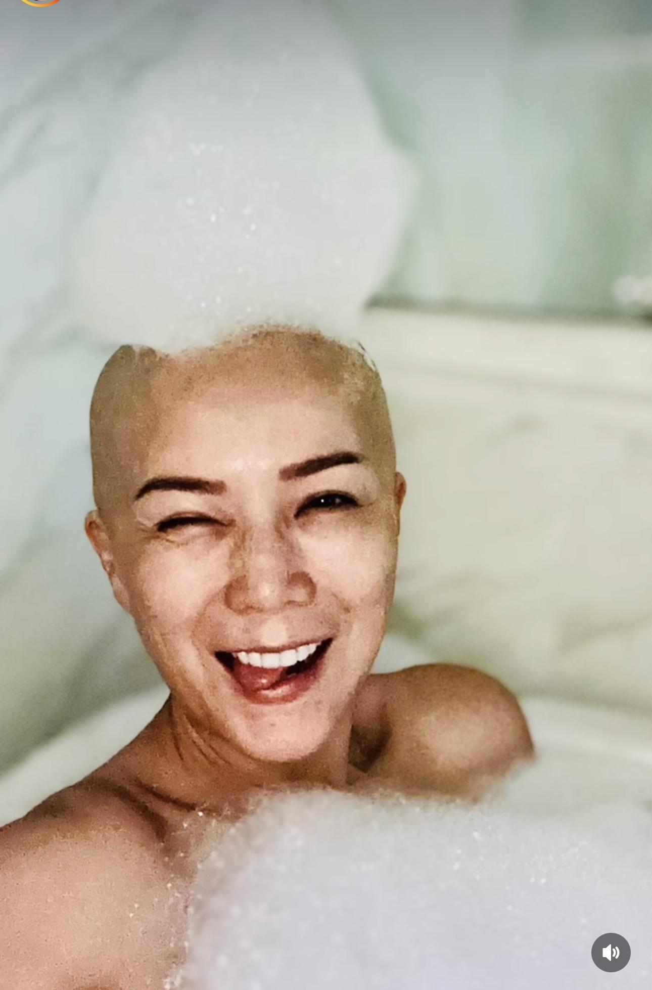 吳文忻積極抗癌,笑容依然燦爛。