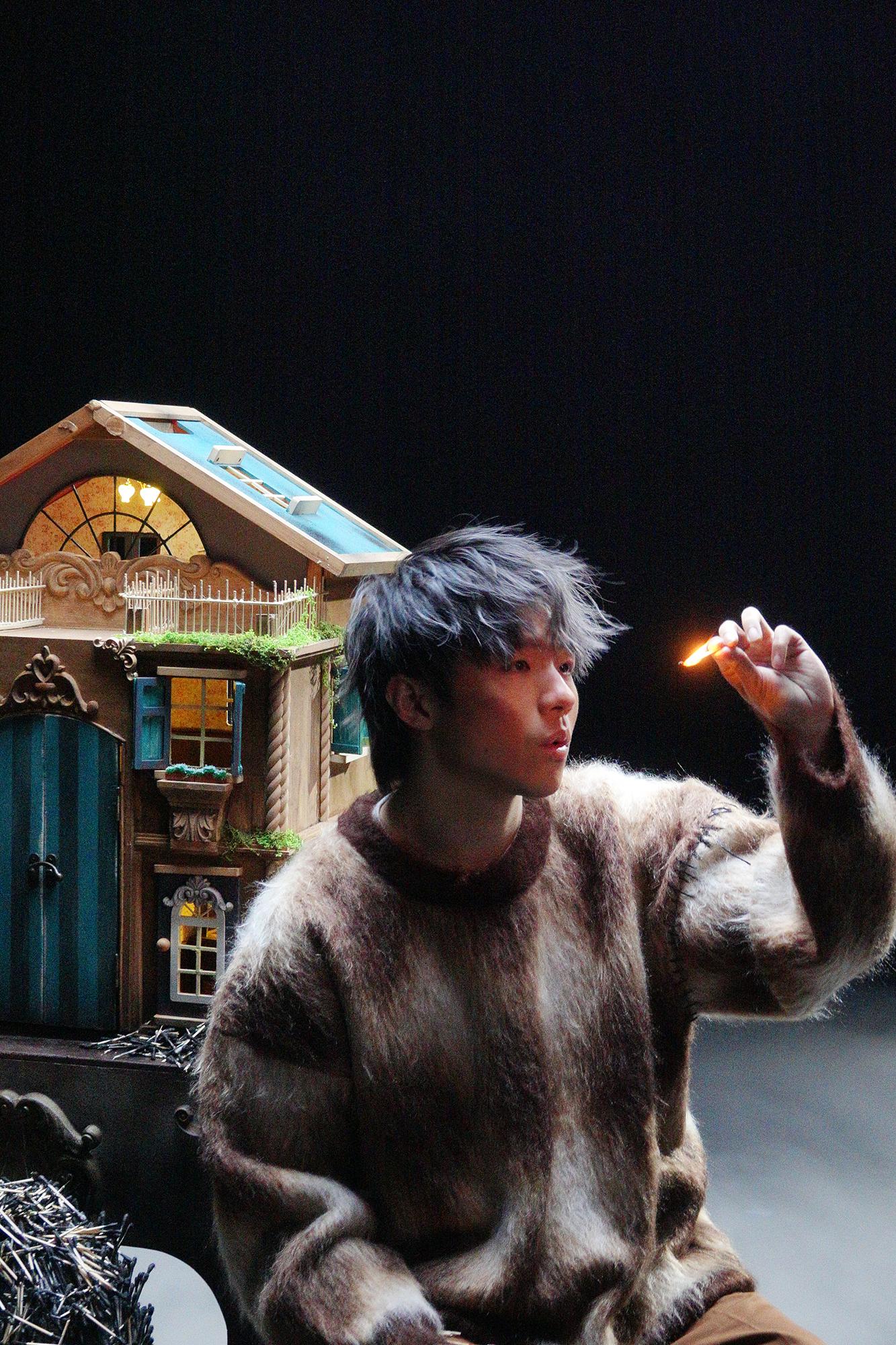 新歌《鑿》是談及Ian對於故事女主角的思念,已經達至瘋癲狀態,精神接近崩潰。