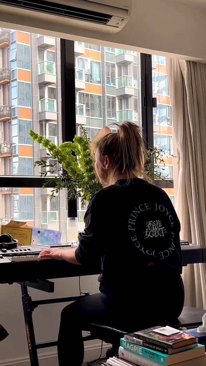 欣宜去年7月在好友的IG出現，更自彈自唱。