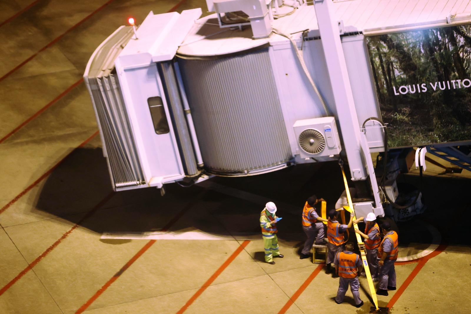 強颱風貝碧嘉登錄上海,令上海兩大機場取消昨晚8時後所有航班。(中新社)