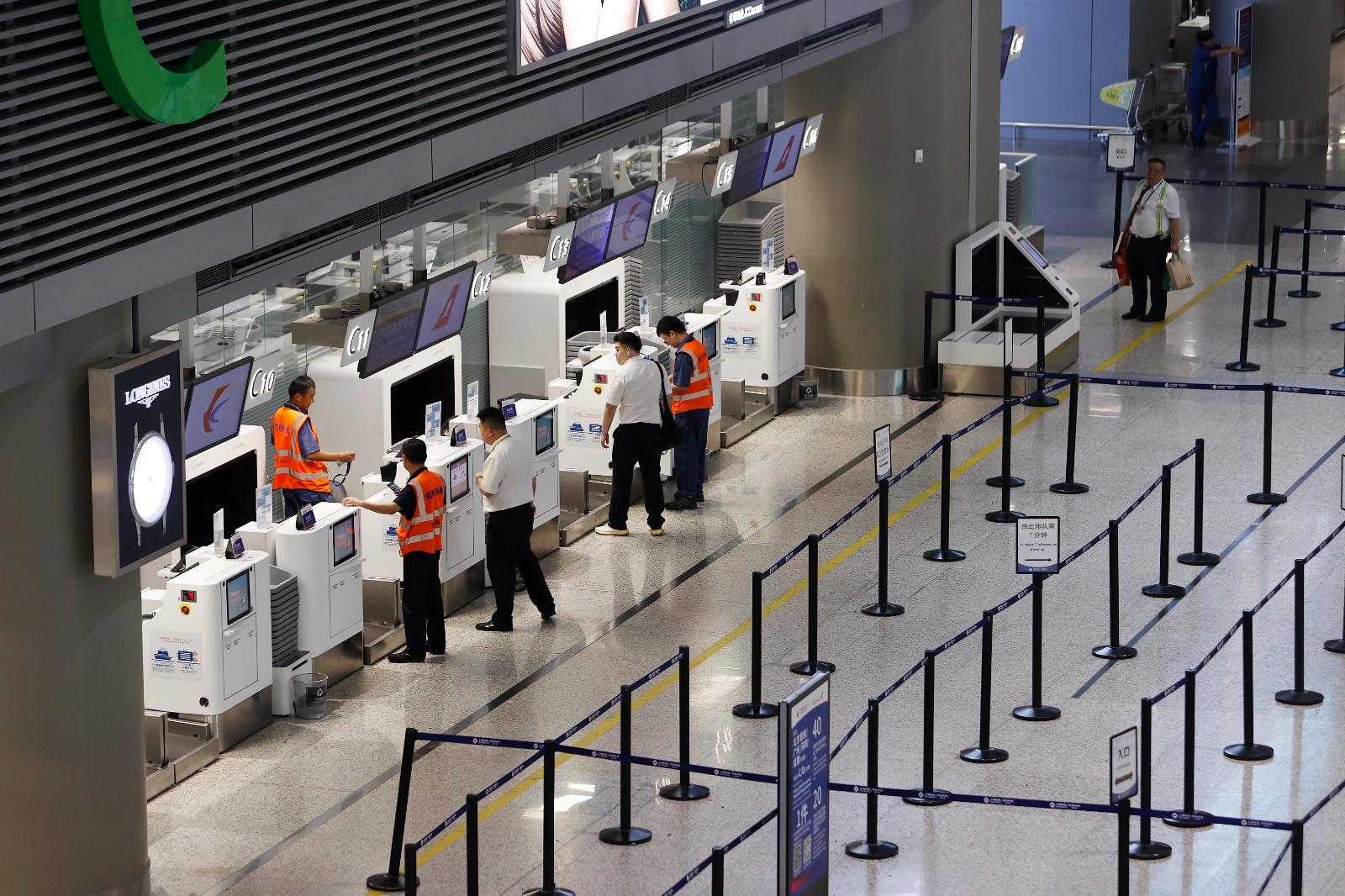 強颱風貝碧嘉登錄上海,令上海兩大機場取消昨晚8時後所有航班。(中新社)