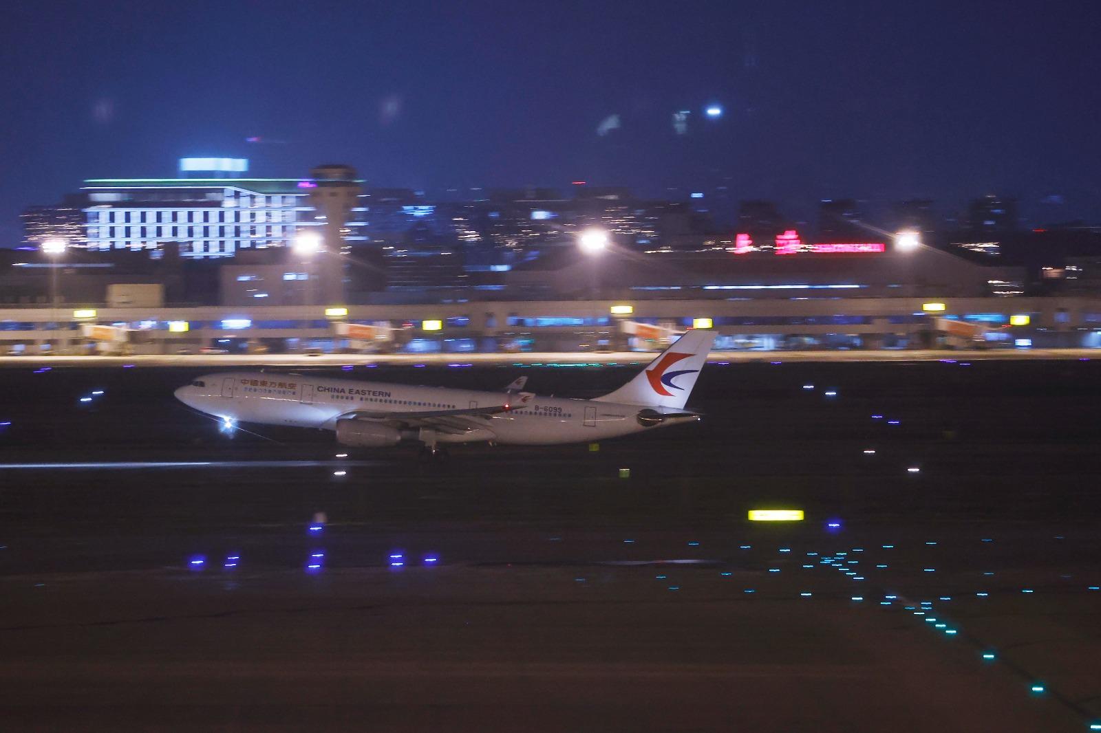 強颱風貝碧嘉登錄上海,令上海兩大機場取消昨晚8時後所有航班。(中新社)