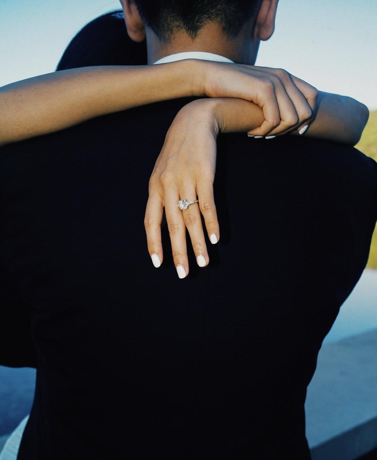 鄭瑤本月初在社交網貼出巨型鑽戒,宣佈與金融才俊男友Jacob Chan結婚。