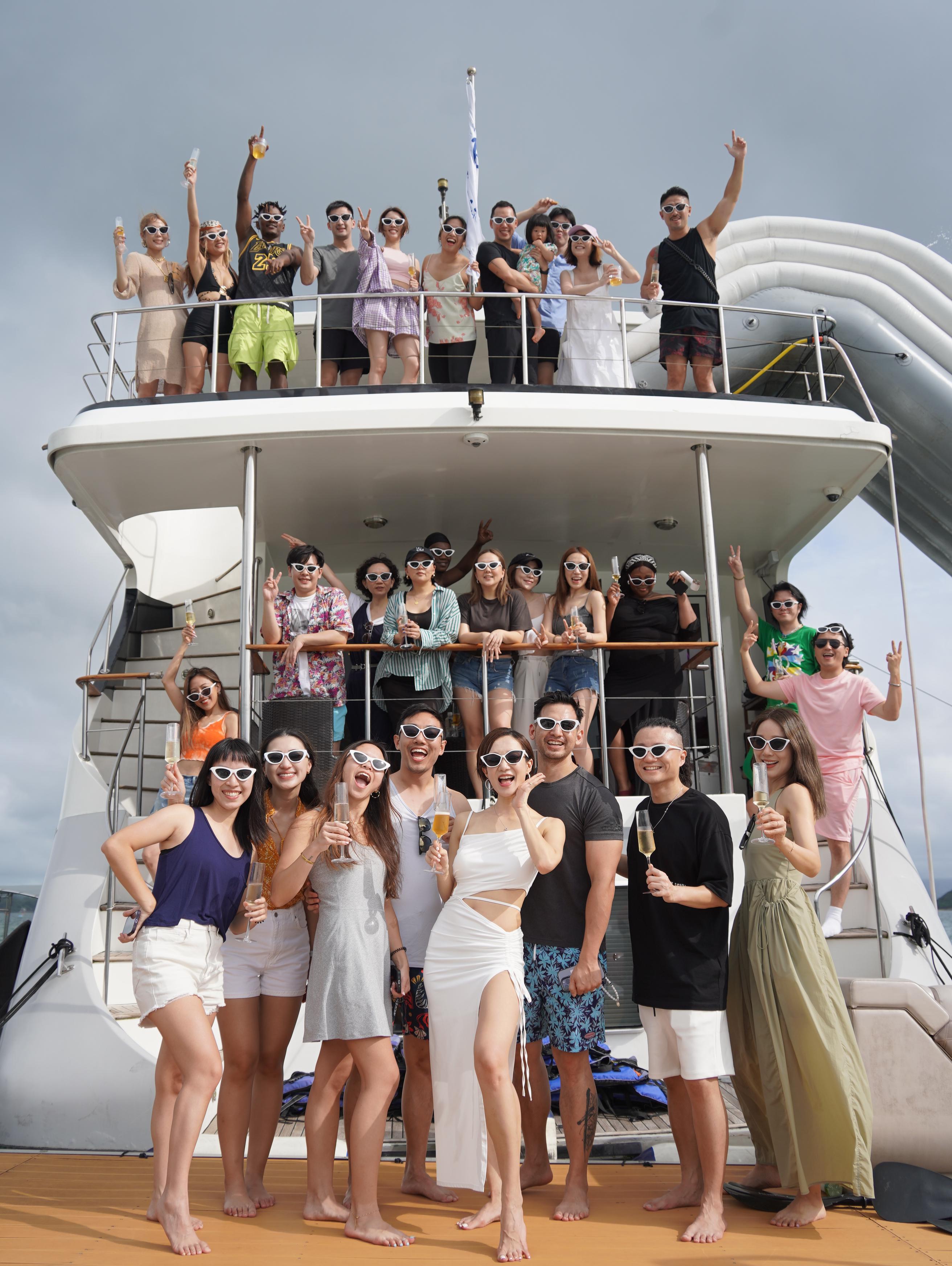 王君馨開船P慶祝新歌,邀請一眾好友上船。