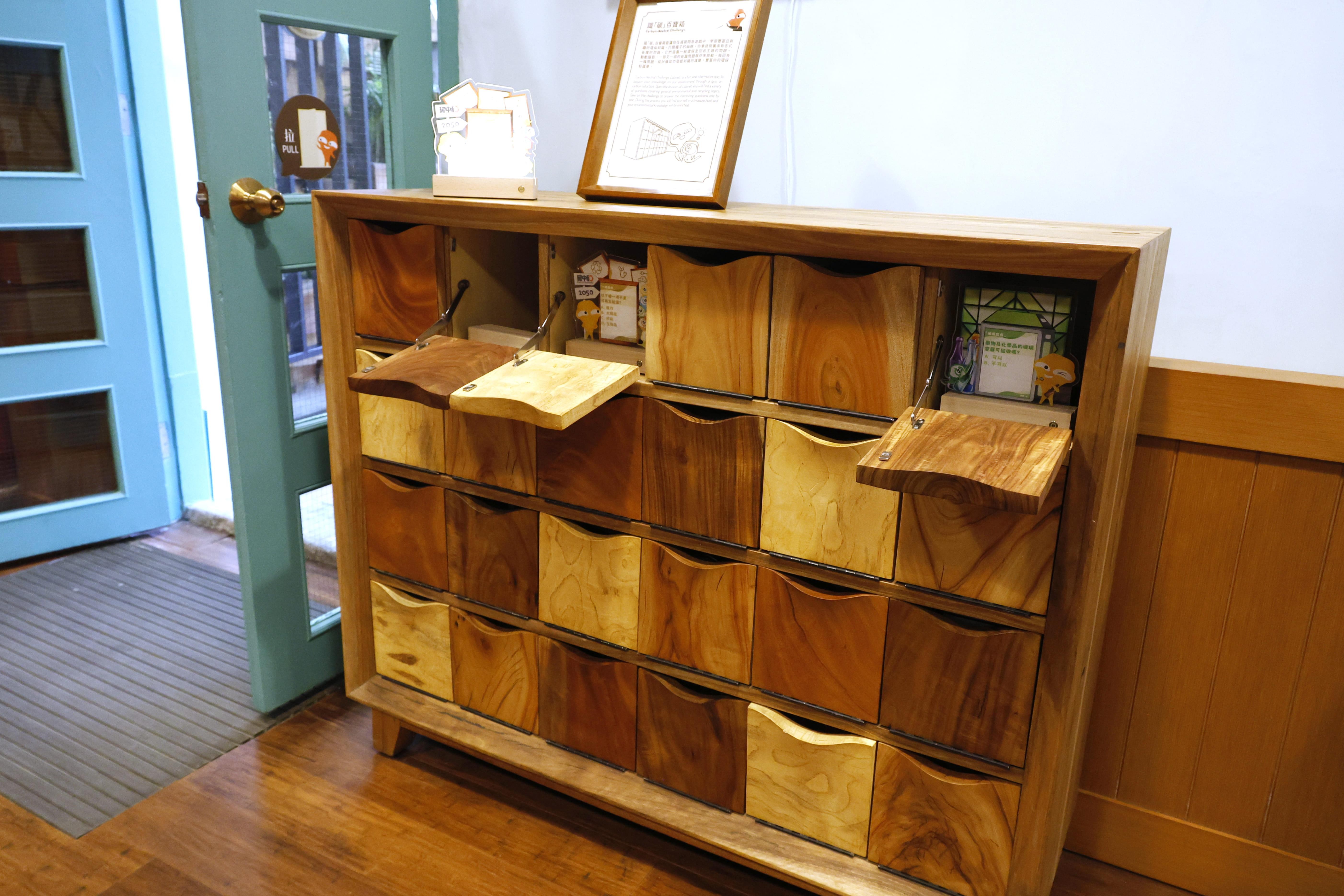 識「碳」百寶箱藏放著各式減碳小問題，參加者通過問答遊戲能學習豐富而有趣的 環保知識。而百寶箱更是由本地廢棄木材升級再造，展現出循環再利用的環保理 念。參觀者在玩遊戲的同時，也能感受到環保設計的魅力。