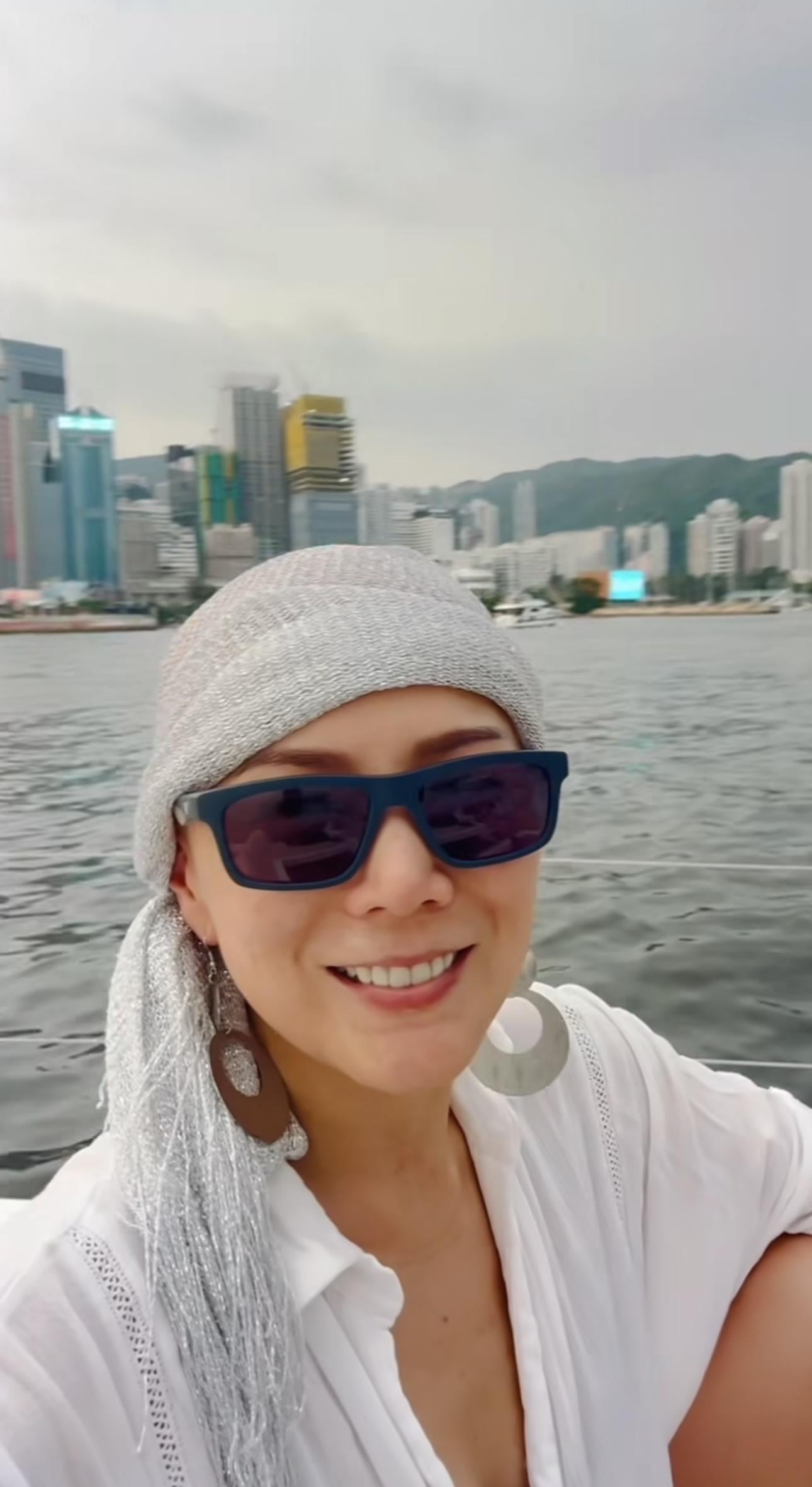 吳文忻與朋友出海享受陽光與海,笑容燦爛,精神不俗。