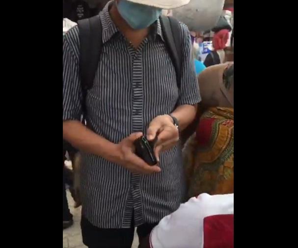 遊客搶回iPhone,發現角位掀起。(互聯網)