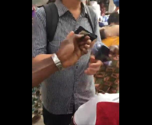 小販再搶iPhone,卻意外掀開角位。(互聯網)