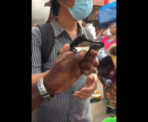 小販再搶iPhone,卻意外掀開角位,露出裡面的瓦片。(互聯網)