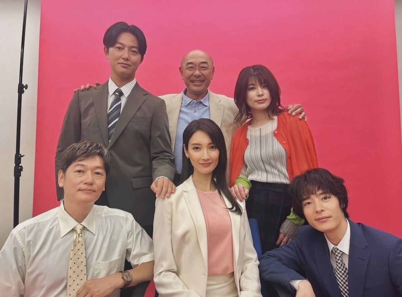 菜菜緒化身廢柴白領 曬長腿演史上最無能女主角