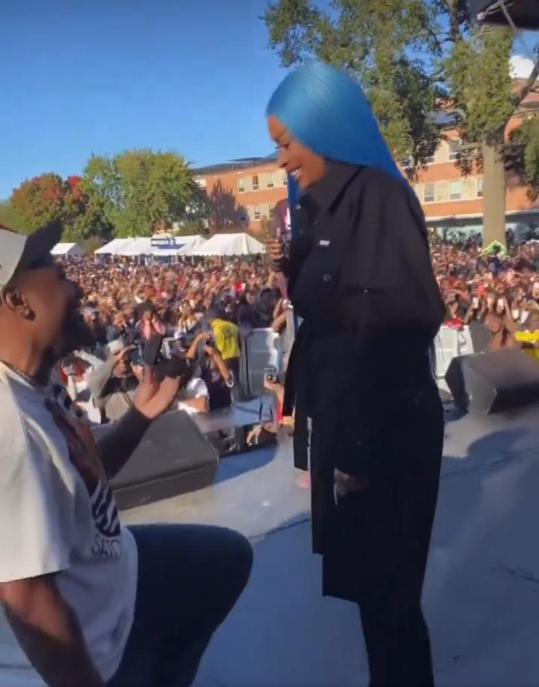 Derrick Milano在逾千人面前,向Black Chyna求婚。