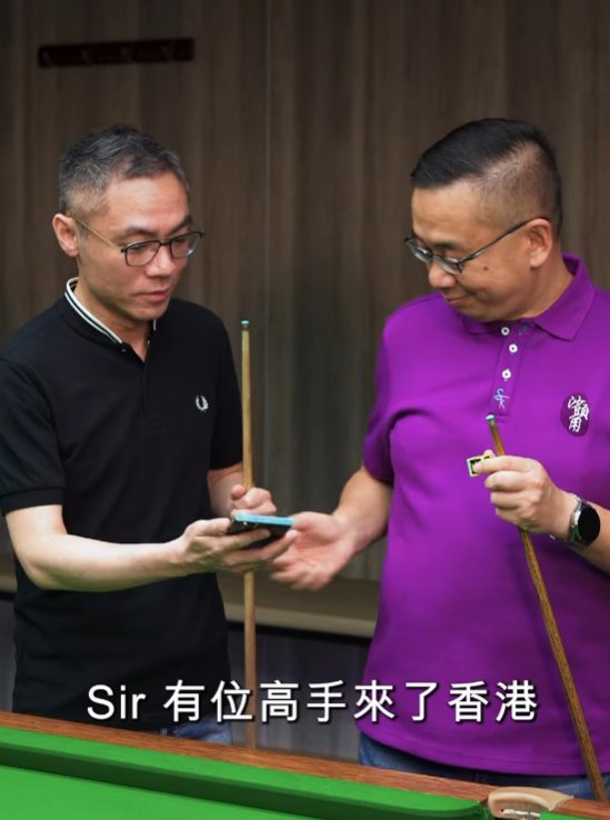 奧蘇利雲透過「優秀人才入境計劃」移民香港。入境處在社交媒體上載影片,處長郭俊峰與奧蘇利雲對談。