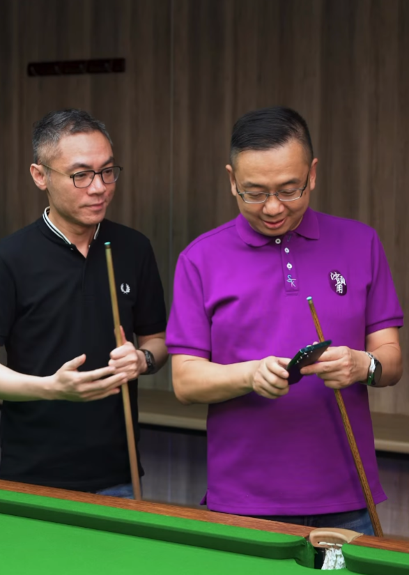 奧蘇利雲透過「優秀人才入境計劃」移民香港。入境處在社交媒體上載影片,處長郭俊峰與奧蘇利雲對談。