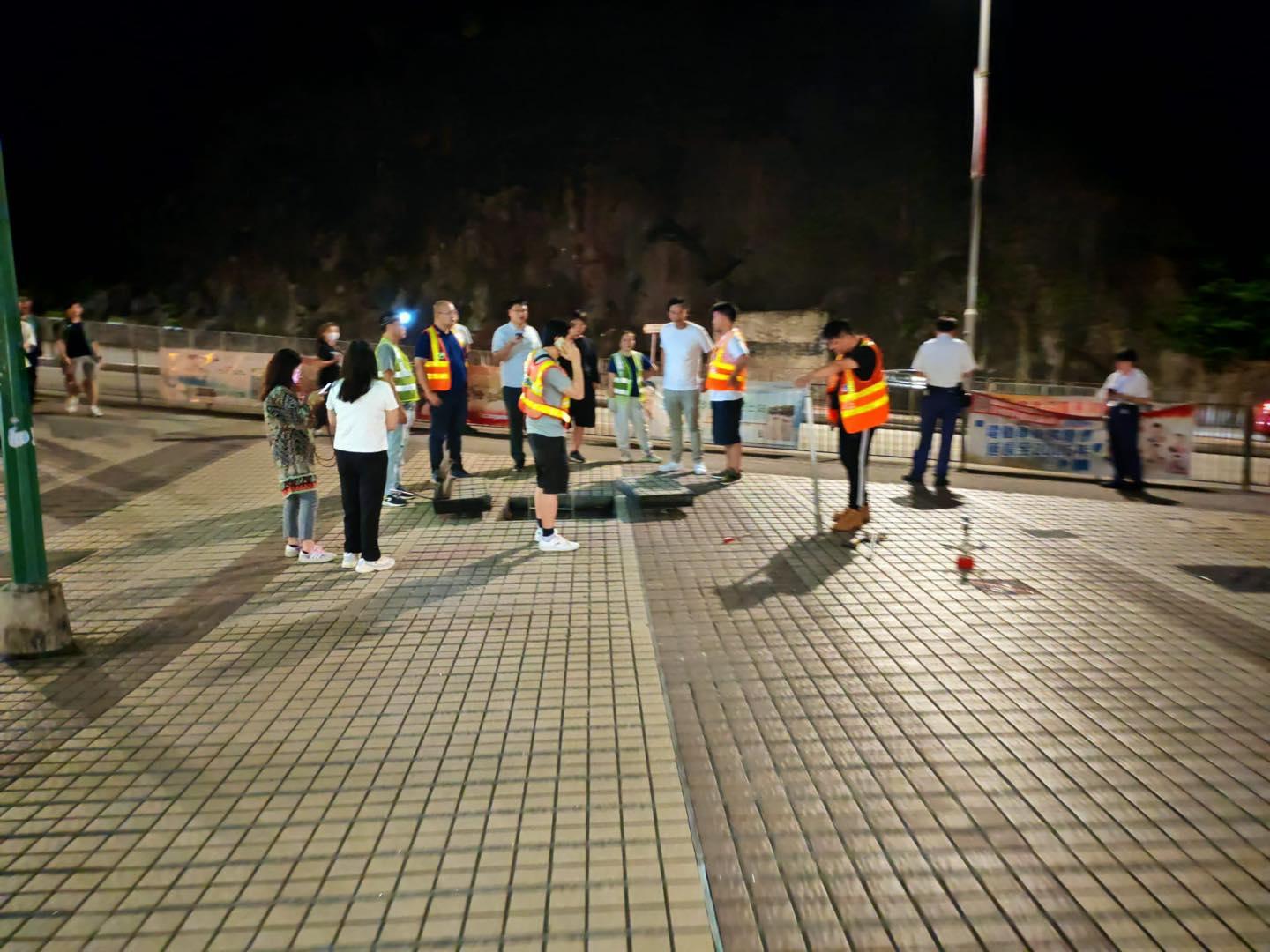 水務署派員到場了解,並安排兩部水車及18個水箱為居民提供臨時食水供應。(荃灣區梨木樹西關愛隊@FB)