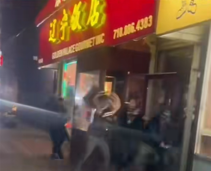 試圖搶劫華人餐廳的搶匪遭到店內人員反抗,在店外的街頭發生鬥毆。(圖/翻攝自抖音)